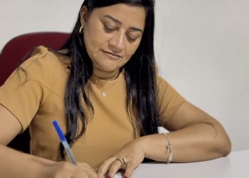 TÁ NA CONTA: Prefeita Roberta Barreto antecipa pagamentos dos efetivos e anuncia aumento de salário dos professores em Axixá