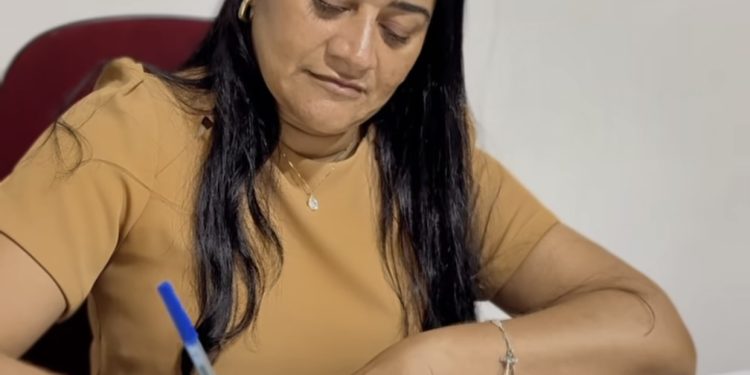 TÁ NA CONTA: Prefeita Roberta Barreto antecipa pagamentos dos efetivos e anuncia aumento de salário dos professores em Axixá