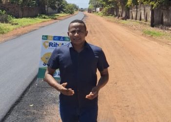 Vereador Neguinho acompanha e fiscaliza obra de pavimentação da Estrada de Acesso a Praia de Ponta Verde em São José de Ribamar