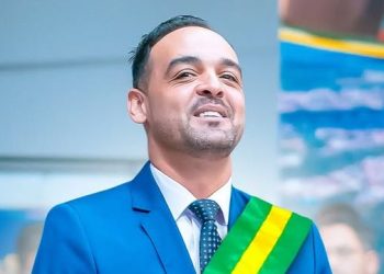 Prefeito de Parauapebas (PA) Viraliza nas Redes ao Limpar Prefeitura com Sal Grosso para “Acabar com a Urucubaca”