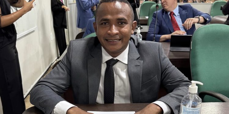 Vereador Neguinho do Parque Jair pede serviços de drenagem, esgoto, asfaltamento e recapeamento com sinalização e iluminação na Estrada da Vitória em Ribamar