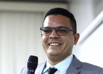 Em diálogo direto com a população, Vereador Fik Fik pede recuperação do asfalto da Rua Paulo Assunção no Bairro J.Lima em Ribamar