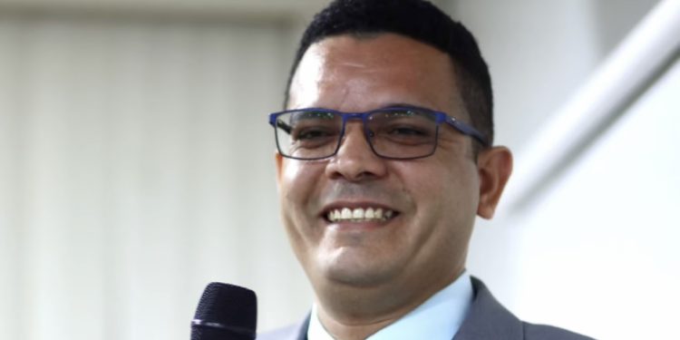 Em diálogo direto com a população, Vereador Fik Fik pede recuperação do asfalto da Rua Paulo Assunção no Bairro J.Lima em Ribamar