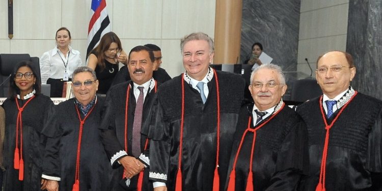 Tribunal de Justiça do Maranhão vai gastar mais de meio milhão em iPhones para Desembargadores