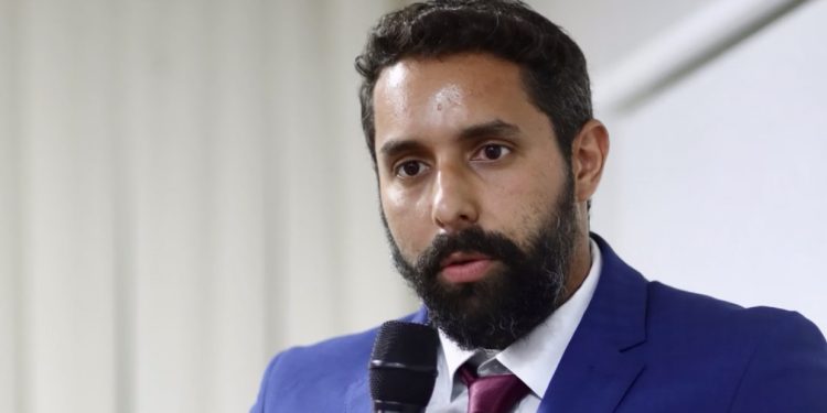 Vereador Fernando Castro solicita a recuperação da malha asfáltica da Avenida principal do Bairro Canavieira em São José de Ribamar