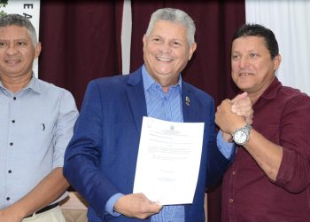 Prefeito Walace reforça compromisso com funcionalismo público e anuncia convocação dos aprovados no concurso de Icatu