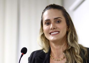 Na tribuna da câmara, vereadora Laís Alencar pede a reforma urgente da rampa de acesso à Praia de Panaquatira