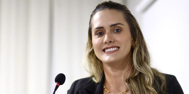 Na tribuna da câmara, vereadora Laís Alencar pede a reforma urgente da rampa de acesso à Praia de Panaquatira