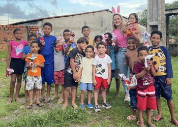 Vereadora Laís Alencar realiza ação solidária de Páscoa, com distribuição de chocolates, cestas e peixes em bairros de Ribamar