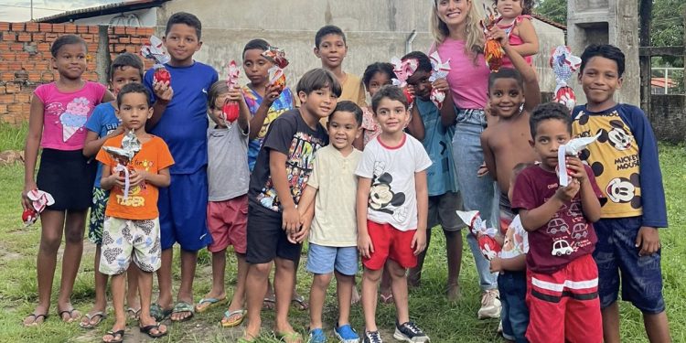 Vereadora Laís Alencar realiza ação solidária de Páscoa, com distribuição de chocolates, cestas e peixes em bairros de Ribamar