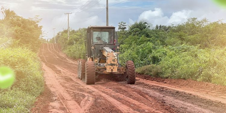 Prefeito Cesar Castro recupera estradas, conquista ambulância nova e intensifica trabalho em Cachoeira Grande