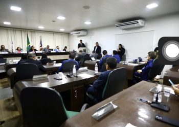 Em 100 dias do segundo mandato, “Lua de Mel” do prefeito Julinho com a câmara começa a azedar