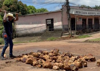 Vereador Neguinho coloca a “mão na massa” e atua em serviços de infraestrutura no Parque Jair em São José de Ribamar