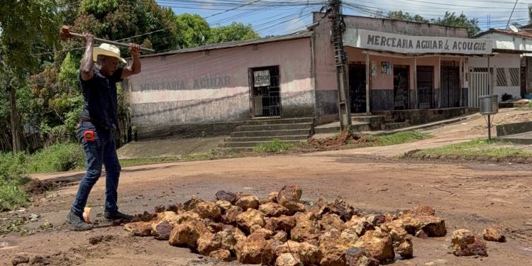 Vereador Neguinho coloca a “mão na massa” e atua em serviços de infraestrutura no Parque Jair em São José de Ribamar