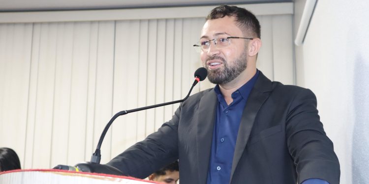 Vereador Rômulo Loirinho pede recuperação e complemento asfáltico na rua da mangueira no Bairro Alonso Costa em Ribamar