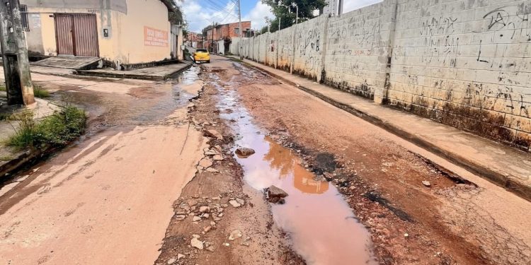 Vereador Mário Santos vai as ruas da Maiobinha e cobra da Prefeitura de Ribamar operação tapa-buracos urgente