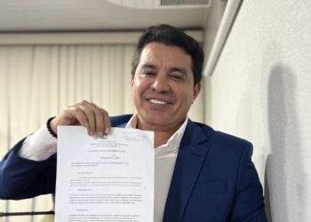 Vereador Nilton da Saúde solicita limpeza emergencial e instalação de lixeiras na Praia de Ponta Verde em Ribamar