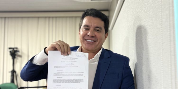 Vereador Nilton da Saúde solicita limpeza emergencial e instalação de lixeiras na Praia de Ponta Verde em Ribamar