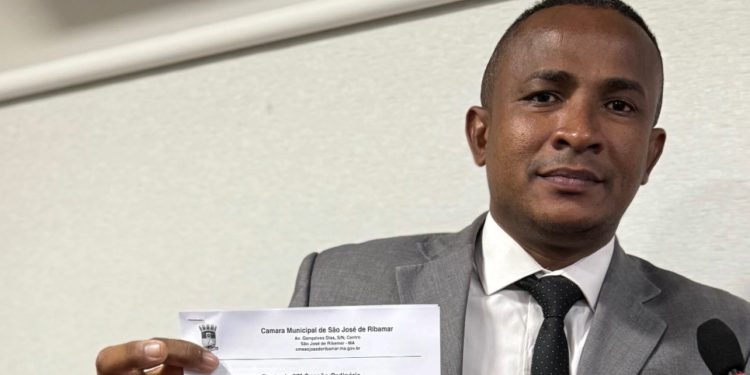 Vereador Neguinho do Parque Jair pede a limpeza geral e revitalização da Praça da Família, no Jardim Turu em Ribamar