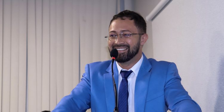 Vereador Rômulo Loirinho pede recapeamento asfáltico urgente em toda extensão da rua buriti no bairro Alonso Costa em São José de Ribamar