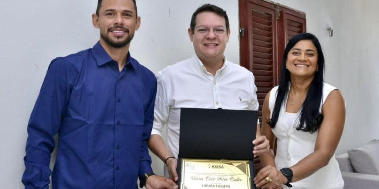 Vinicius Ferro participa de entrega de obras no aniversário de Axixá e recebe Título de cidadão honorário axixaense