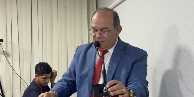 Vereador Beto das Vilas cobra recuperação asfáltica de ruas no bairro Tijupá Queimado