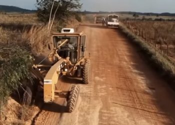 Gestão Incansável: Prefeito Eustáquio Sampaio Vistoria Início dos serviços de pavimentação entre a Sede de Cidelândia e São João do Andirobal