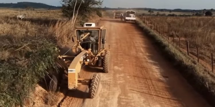 Gestão Incansável: Prefeito Eustáquio Sampaio Vistoria Início dos serviços de pavimentação entre a Sede de Cidelândia e São João do Andirobal