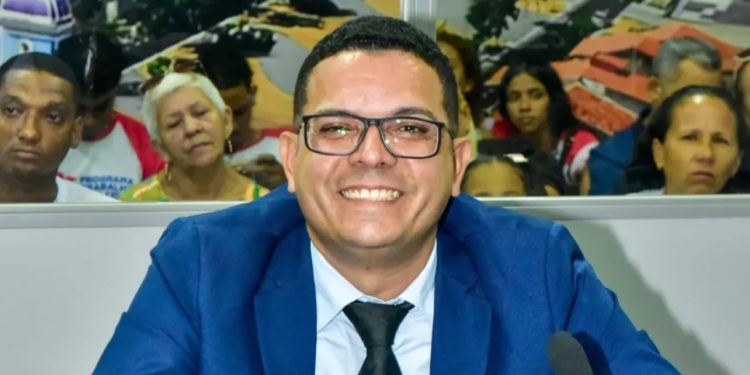 Lutando pelo esporte e lazer, Fik Fik solicita ampliação da iluminação do “Campo do Estrela” na Vila Alcione