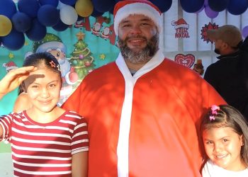 Prefeito Dr. Guilherme se veste de Papai Noel, leva alegria à Zona Rural, anuncia 14º salário aos Agentes de Saúde e fecha o ano com grande aprovação popular em Primeira Cruz