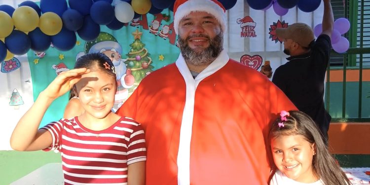Prefeito Dr. Guilherme se veste de Papai Noel, leva alegria à Zona Rural, anuncia 14º salário aos Agentes de Saúde e fecha o ano com grande aprovação popular em Primeira Cruz