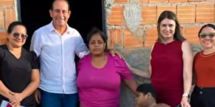 Secretária Patrícia Vargas e Prefeito Eustáquio Sampaio reforçam compromisso social com entrega de cadeira de rodas em Cidelândia