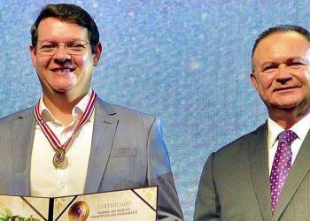 Vinícius Ferro recebe Medalha de Honra ao Mérito Científico, maior honraria da Fapema