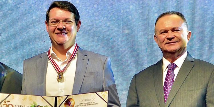 Vinícius Ferro recebe Medalha de Honra ao Mérito Científico, maior honraria da Fapema