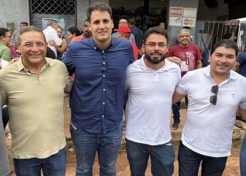 Ao lado de Orleans Brandão, Dudu Diniz comemora a chegada do asfalto no Jardim Tropical