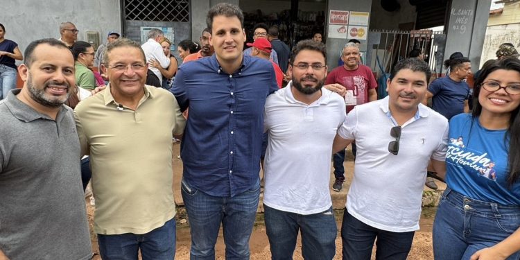 Ao lado de Orleans Brandão, Dudu Diniz comemora a chegada do asfalto no Jardim Tropical