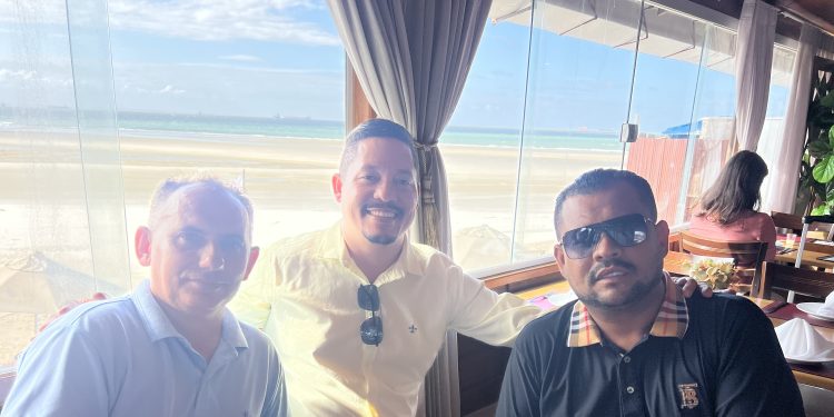 À beira-mar, encontro político chama atenção nos bastidores da Ilha