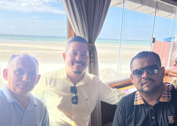 À beira-mar, encontro político chama atenção nos bastidores da Ilha