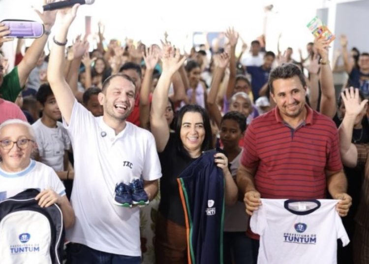 Prefeito de Tuntum, Fernando Pessoa entrega Kit escolar inédito na história da rede pública do Maranhão