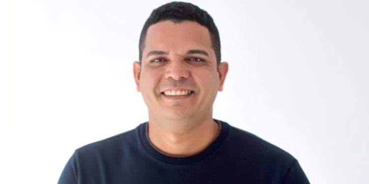 Vereador Fik Fik entra nos bairros de Ribamar, denuncia abandono da gestão e recebe apoio da população