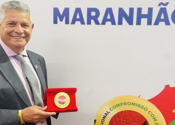 Prefeito Walace recebe Selo Ouro de Alfabetização em Brasília por avanços na educação de Icatu