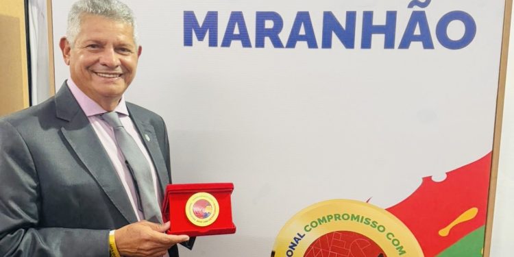 Prefeito Walace recebe Selo Ouro de Alfabetização em Brasília por avanços na educação de Icatu
