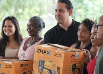 Presidente da Câmara, Fernando Feitosa reforça compromisso com pescadores de Paço do Lumiar durante entrega de motores de rabeta