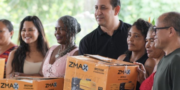 Presidente da Câmara, Fernando Feitosa reforça compromisso com pescadores de Paço do Lumiar durante entrega de motores de rabeta