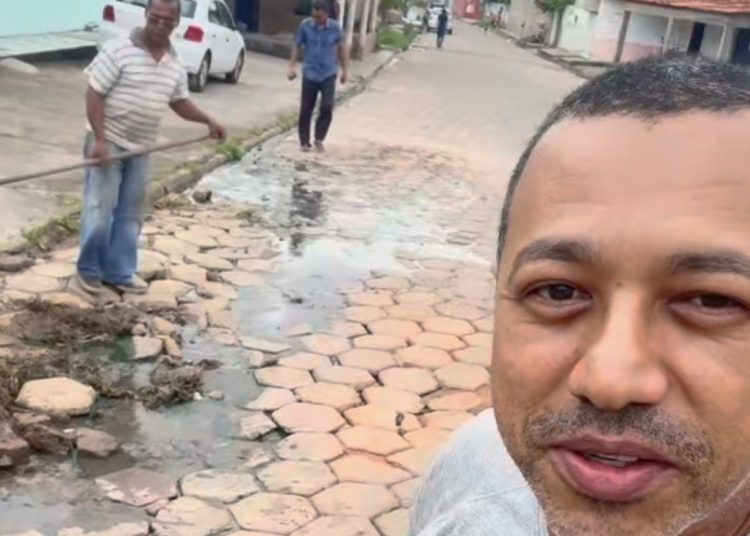 Diante da inércia da Prefeitura de Ribamar, vereador Mário Santos participa de mutirão com moradores na Maiobinha