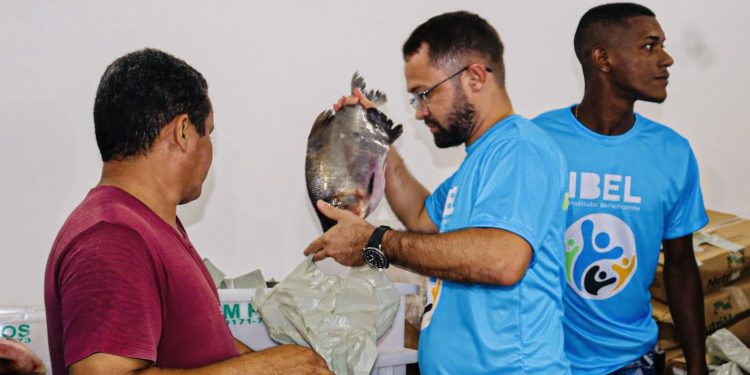 Vereador Rômulo Loirinho distribui mais de 04 toneladas de peixes em ação solidária na Semana Santa