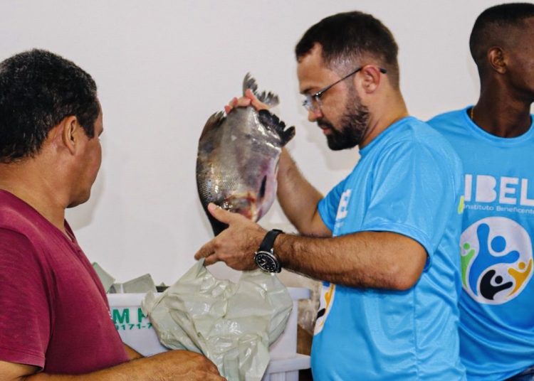 Vereador Rômulo Loirinho distribui mais de 04 toneladas de peixes em ação solidária na Semana Santa