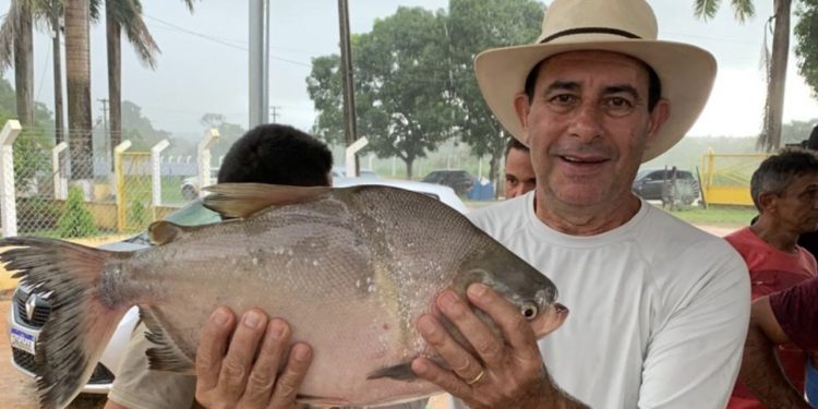 Prefeito Eustáquio Sampaio distribui peixes em diversas regiões de Cidelândia e mantém tradição da Semana Santa