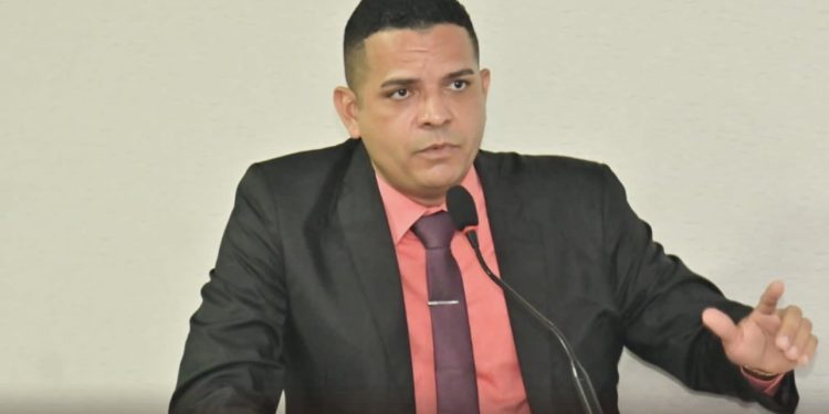 Vereador Fik Fik denuncia situação crítica da Avenida Panaquatira em São José de Ribamar