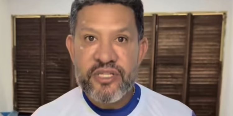 Escândalo em praça pública: Prefeito de Morros é vaiado em festa de aniversário da cidade e reage com xingamentos contra população